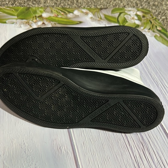 Converse - Picture 2 of 8